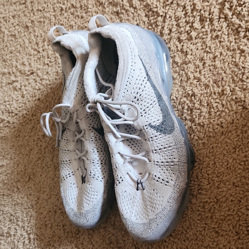 Like new!! Men's NIKE Vapormax tennis shoes. Size 11.  Excellent condition